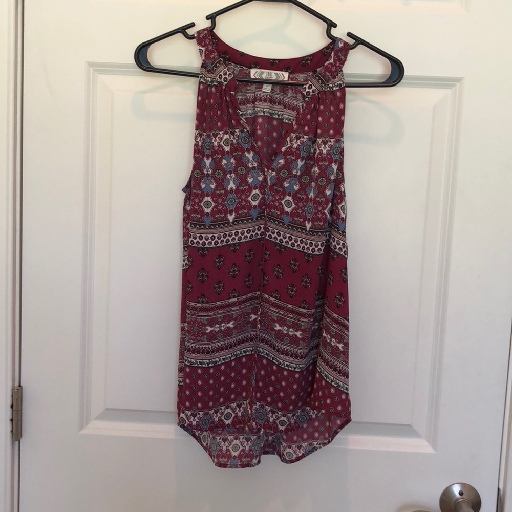 Sleeveless top with high/low.